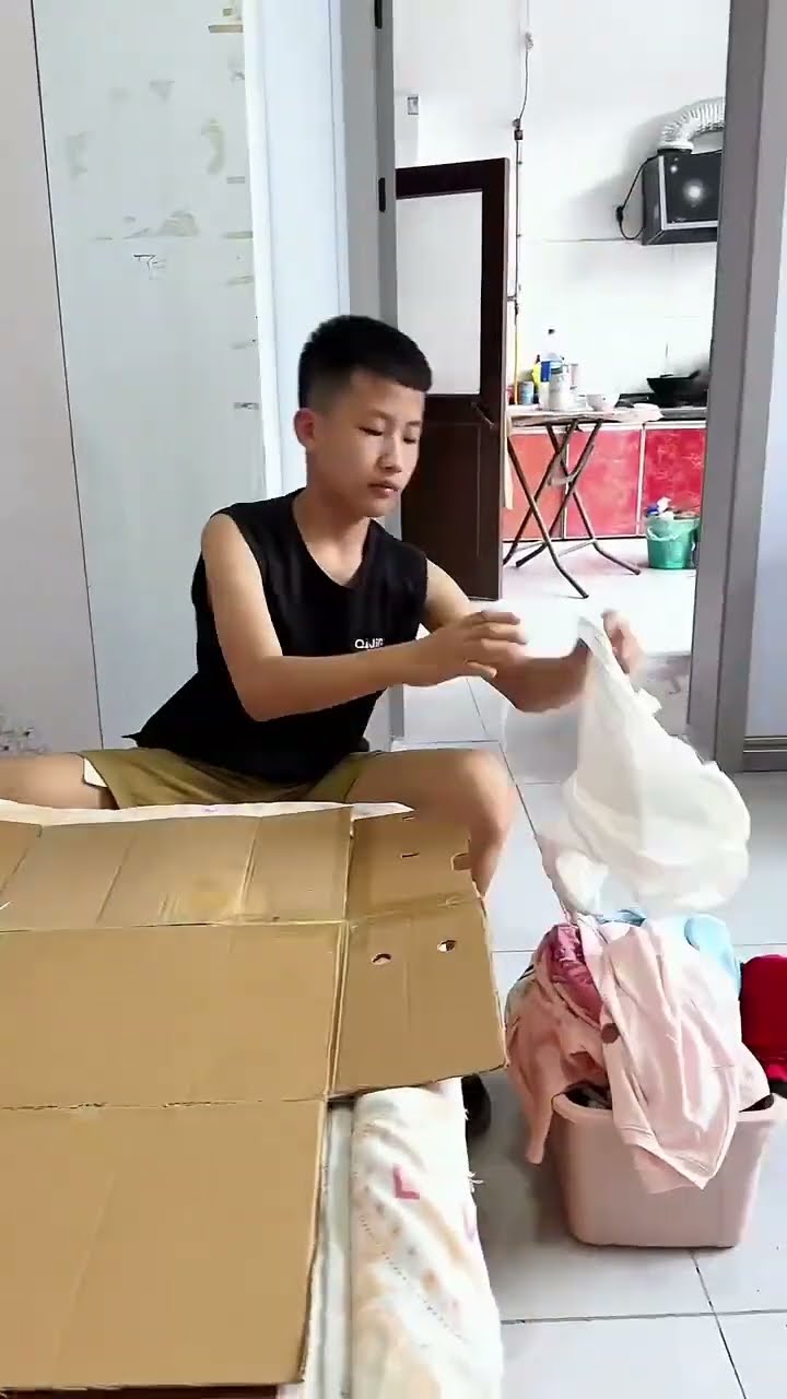 哥哥叠被子的方式，看呆了又学到了！#Cute baby#Cute#呆萌小米宝#聪明宝宝#萌娃