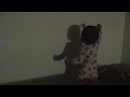 【面白】おもしろい!!自分の影に初めて気づいた赤ちゃんの行動とは!?-1歳6ヶ月 The baby who first noticed in her shadow