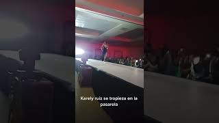 Karely Ruiz se tropieza en plena pasarela durante su debut como modelo y video se hace viral