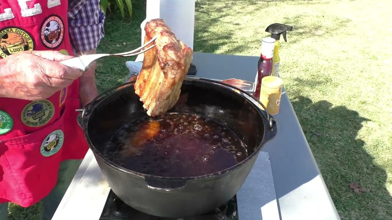 Неотредактированное видео с камеры 2 - Жареные во фритюре свиные ребрышки с приправами в ароматиз...