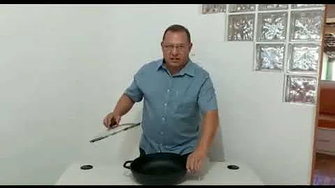 Como tirar o queimado da panela de ferro?