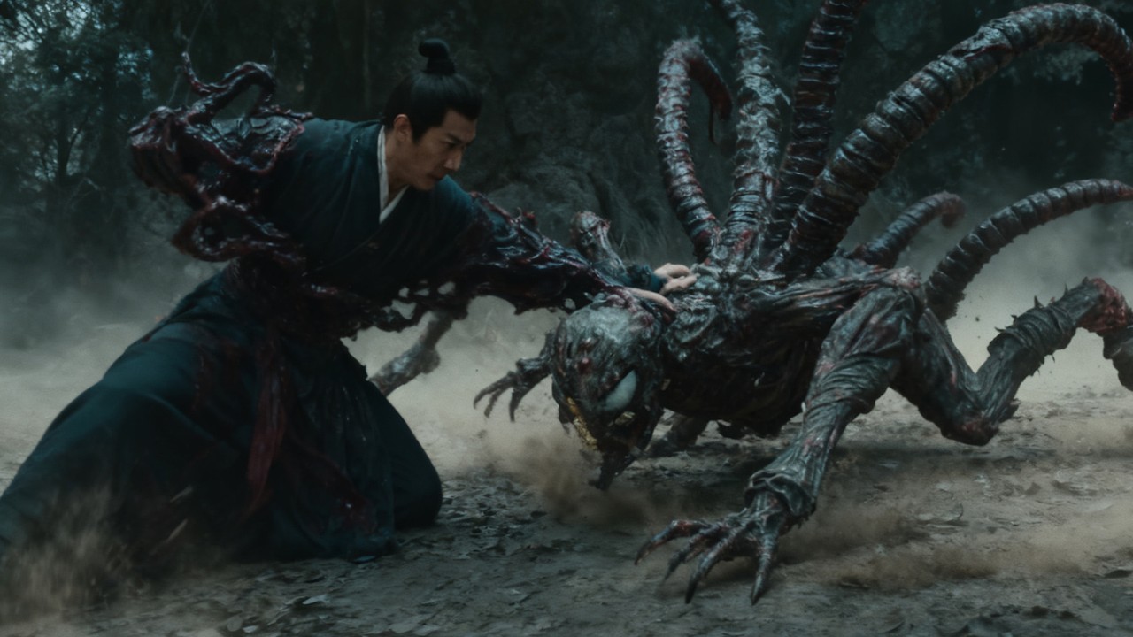 China "Venom"! Man parasitized by a monster becomes a top-notch expert, slaying numerous m