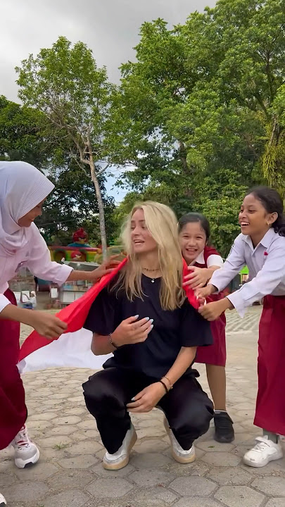 They surprised me😳🇮🇩 #cute #indonesia #prank #public #dance #isabellafro