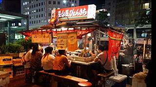 A Japanese food stall filled with female customers.Ramen, mentaiko, and fried rice are delicious.