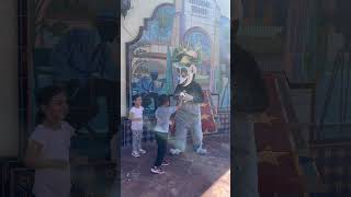 King Julian spinning a boy faster and faster! 🫨😵‍💫😂 #universalstudios #hollywood