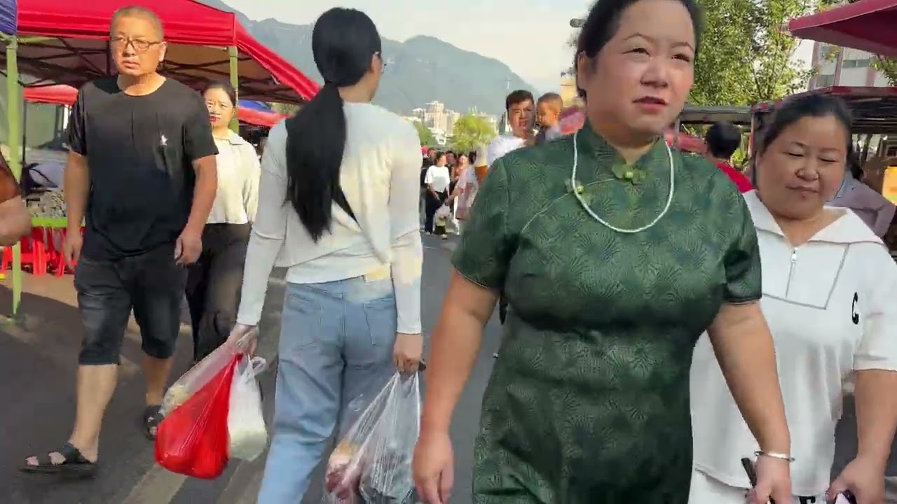 山區少數民族趕場，太多人了。買了珍珠雞、藥雞、蛋雞，養雞棚開始試養雞了