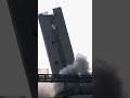 Pálíme! Těžební věž se při pádu na okamžik zastavila, pak zmizela v prachu