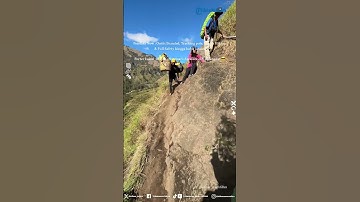 Momen Pendaki Dibikin Insecure Sama Porter Rinjani, Santai Lalui Jalur Curam Tanpa Pegang Tali