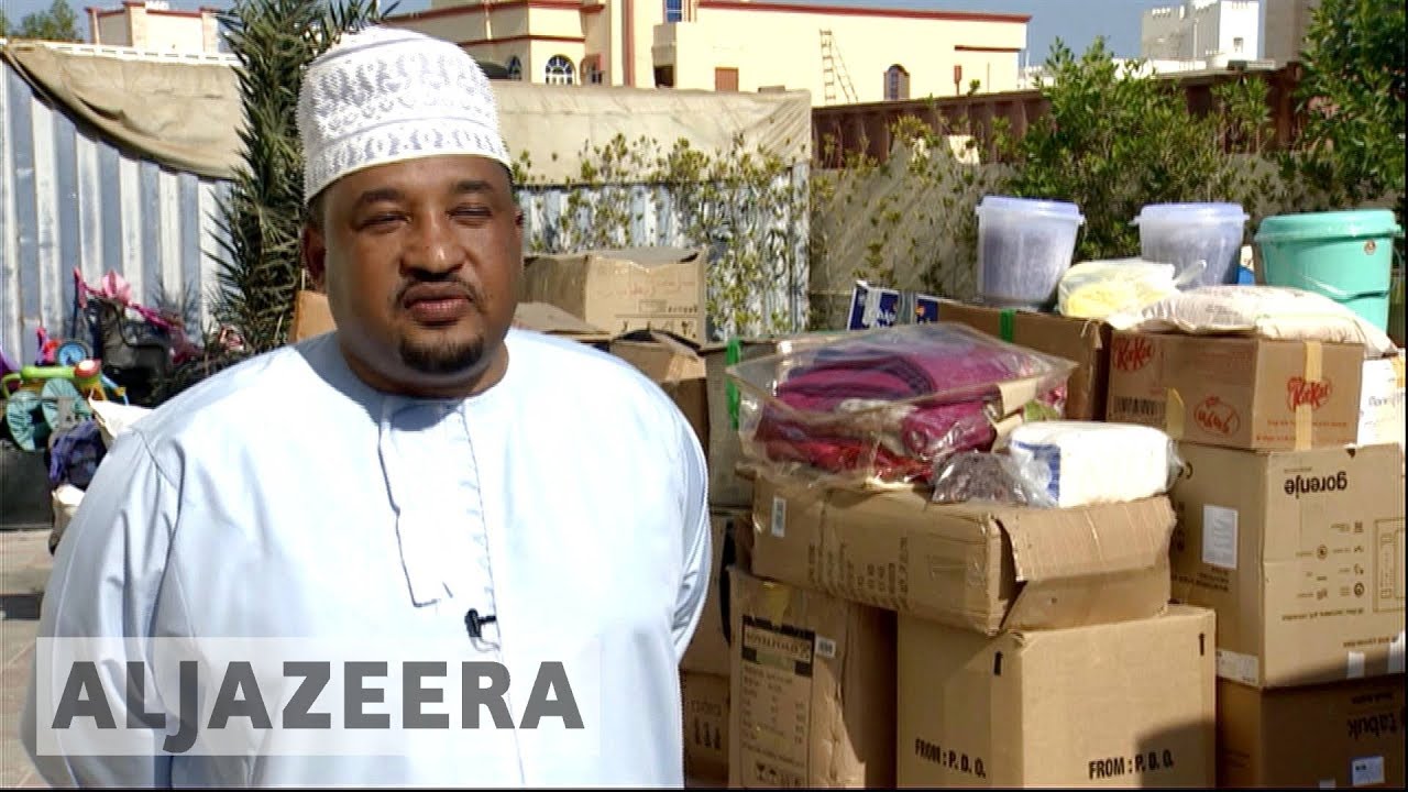 عمانيون ينقلون المساعدات إلى الحدود اليمنية بالشاحنات | الجزيرة الإنجليزية