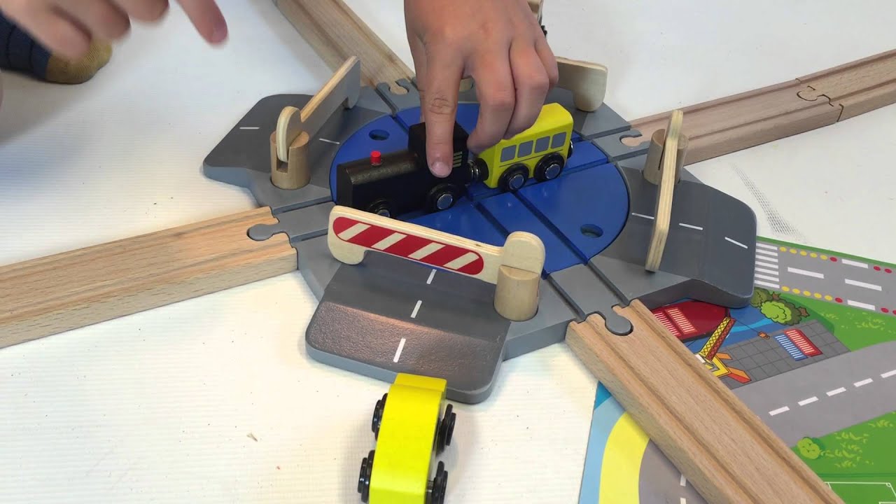 Woodtoys - draaiplateau met spoorbomen. Uitbreiding voor je houten trein.