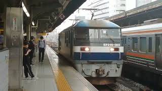目の前で警笛を一声鳴らしたてくれました!。コンテナ5つのみ!。EF210 303号機牽引東京タ発福岡タ行1055レ名古屋6番線通過