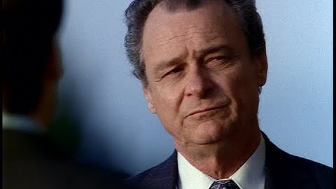 Deep Throat briefs Mulder on a mission