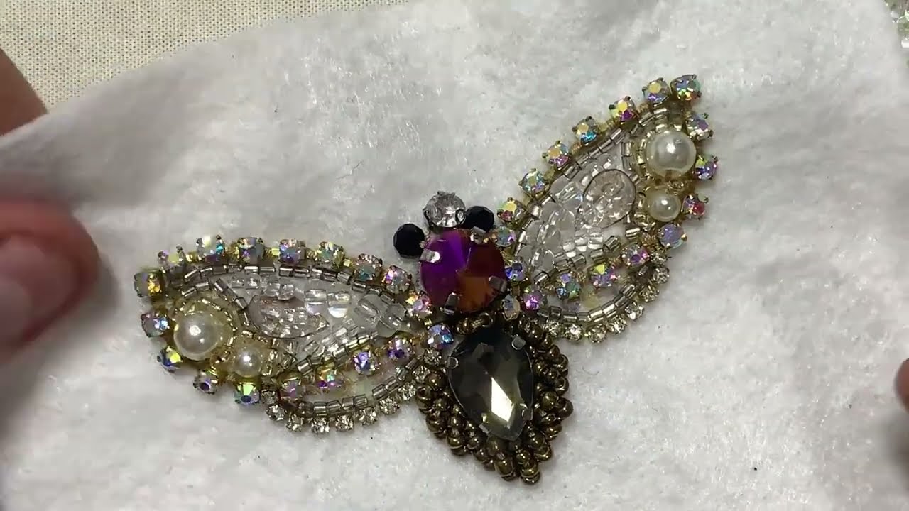 Fiz um Broche e Coloquei sobre uma blusa/Faça você também/Bordado de Pedraria/Viviane Rainer