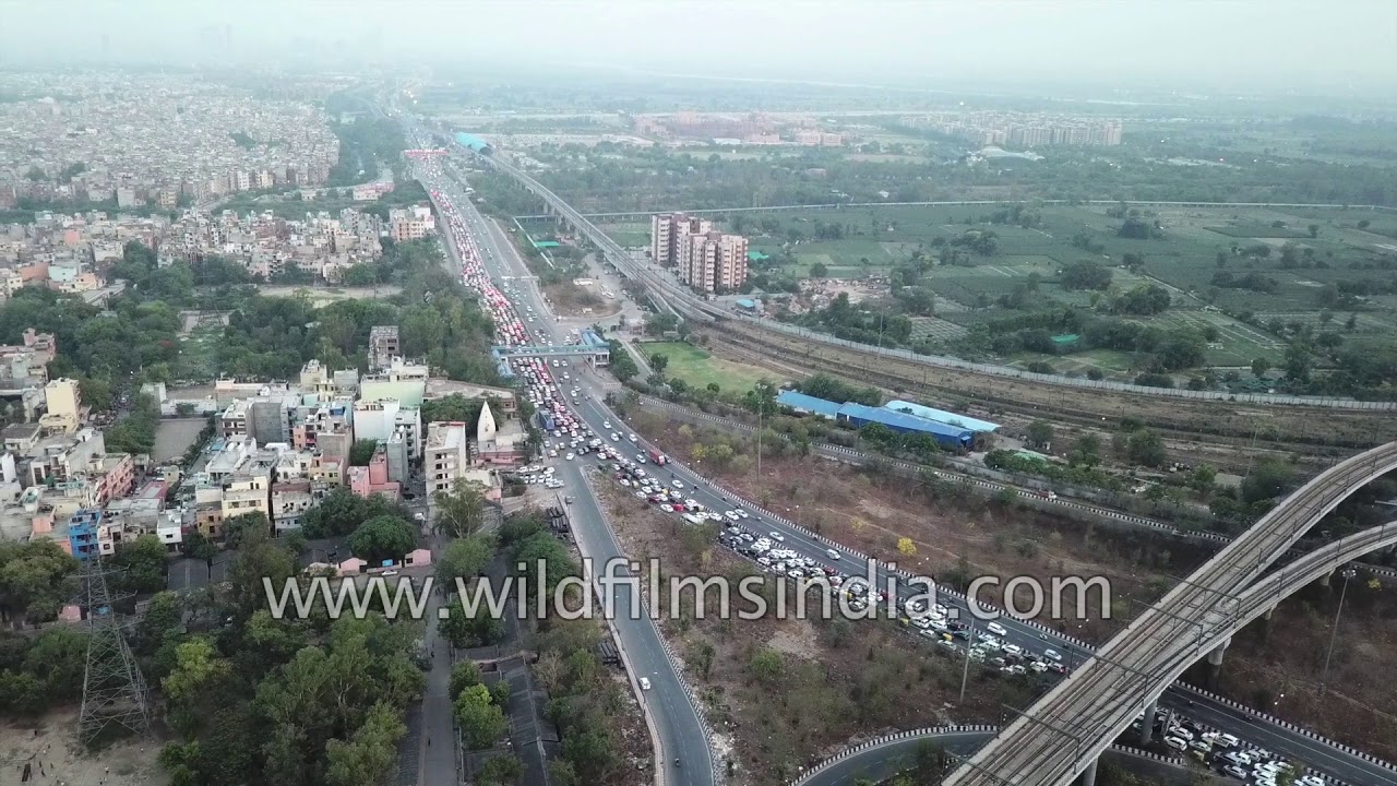 Delhi Metro and road traffic Laxmi Nagar, Yamuna Bank & Akshardham