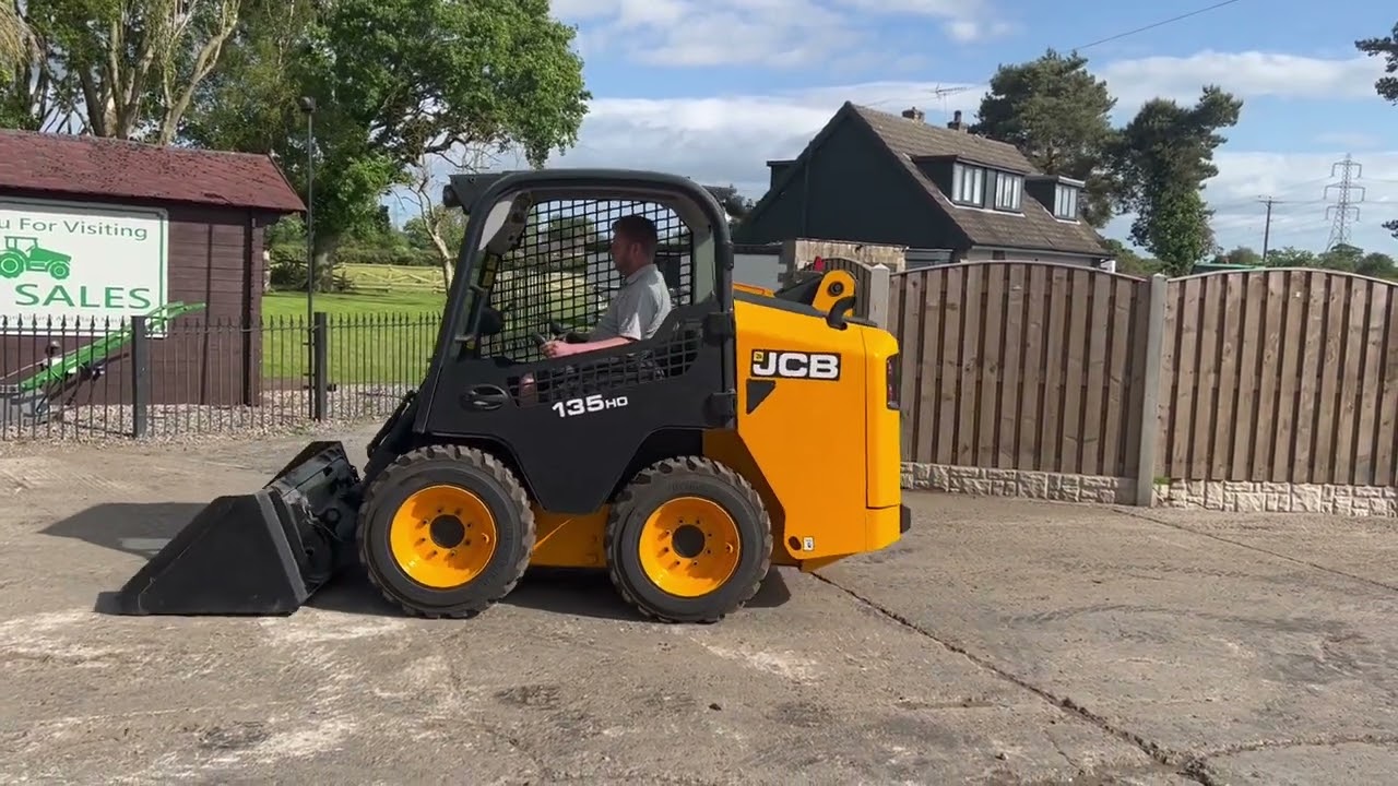 JCB 135HD SKIDSTEER * YEAR 2017 , ONLY 3056 HOURS * C/W BUCKET FOR SALE
