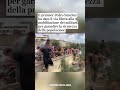 L’arrivo in massa dei migranti sulle spiagge di Ceuta, exclave spagnola sulla costa marocchina