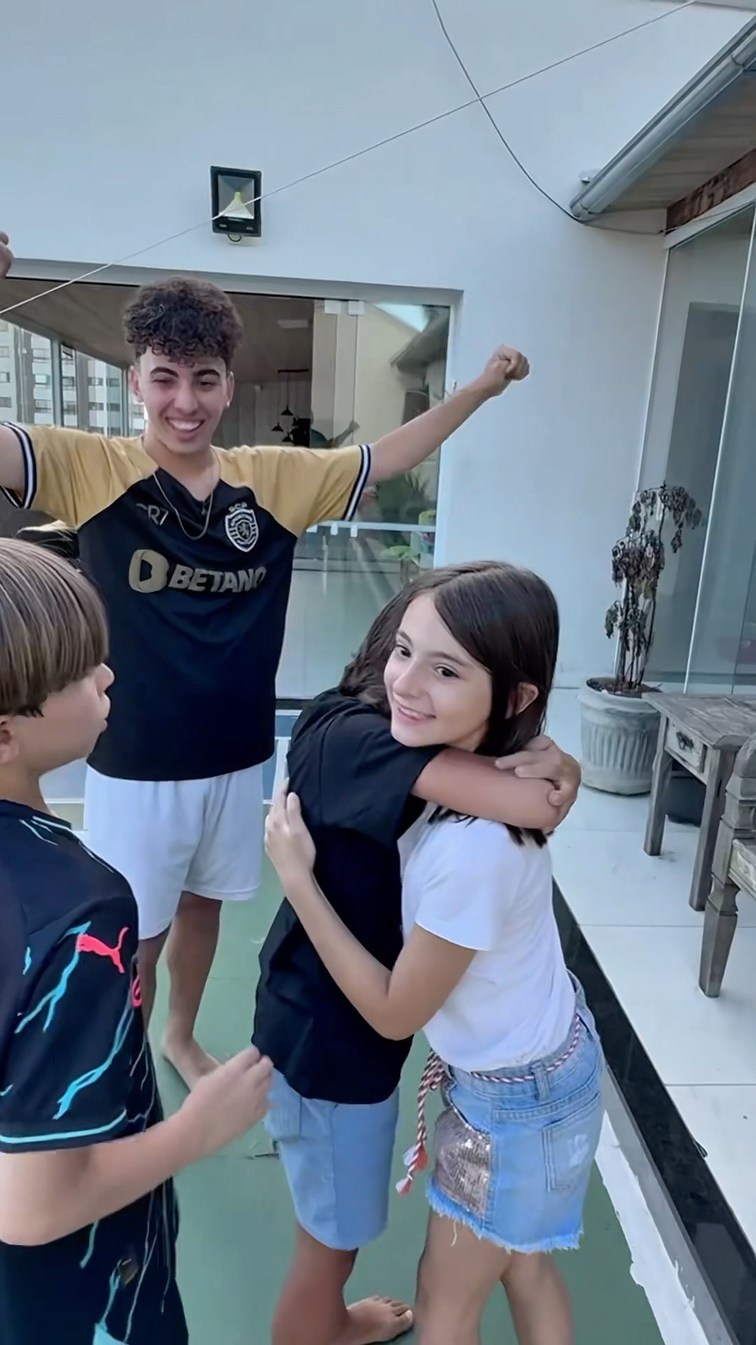 MEU IRMÃOZINHO TÁ COM MUITO CIÚMES DO SEU MELHOR AMIGO! ?