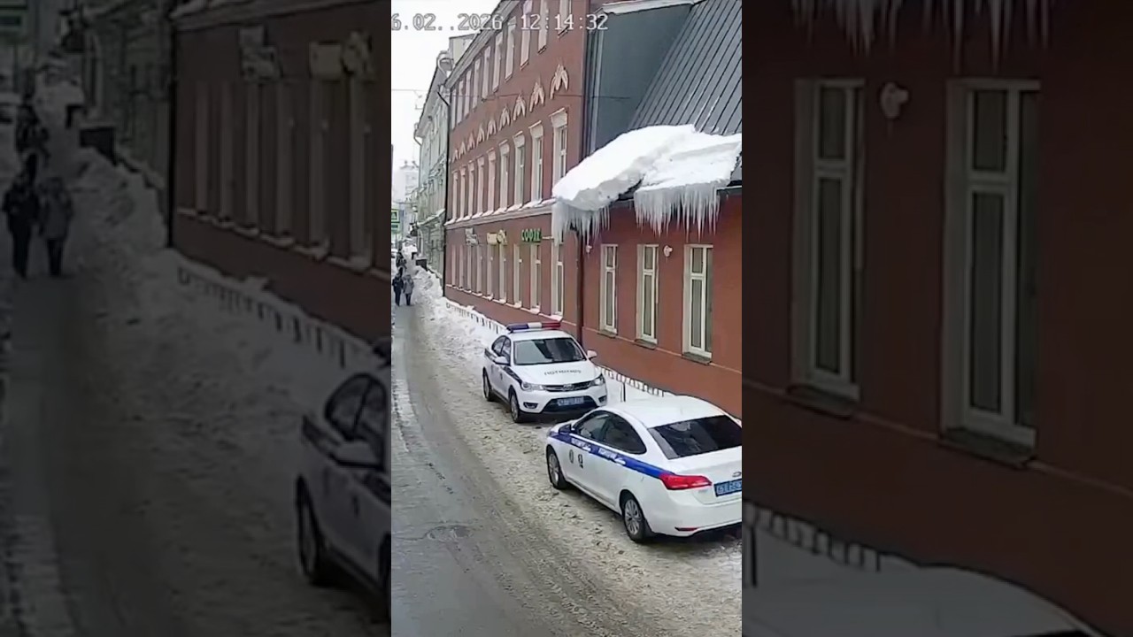 в москве камеры набоюдения зафиксировали сход снега с крыши на полицейский автомобиль 