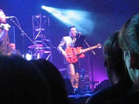 Смотреть «ELBOW 'The Fix' Feat. Richard Hawley Live at Wembley Arena 14-Mar-2009» на YouTube