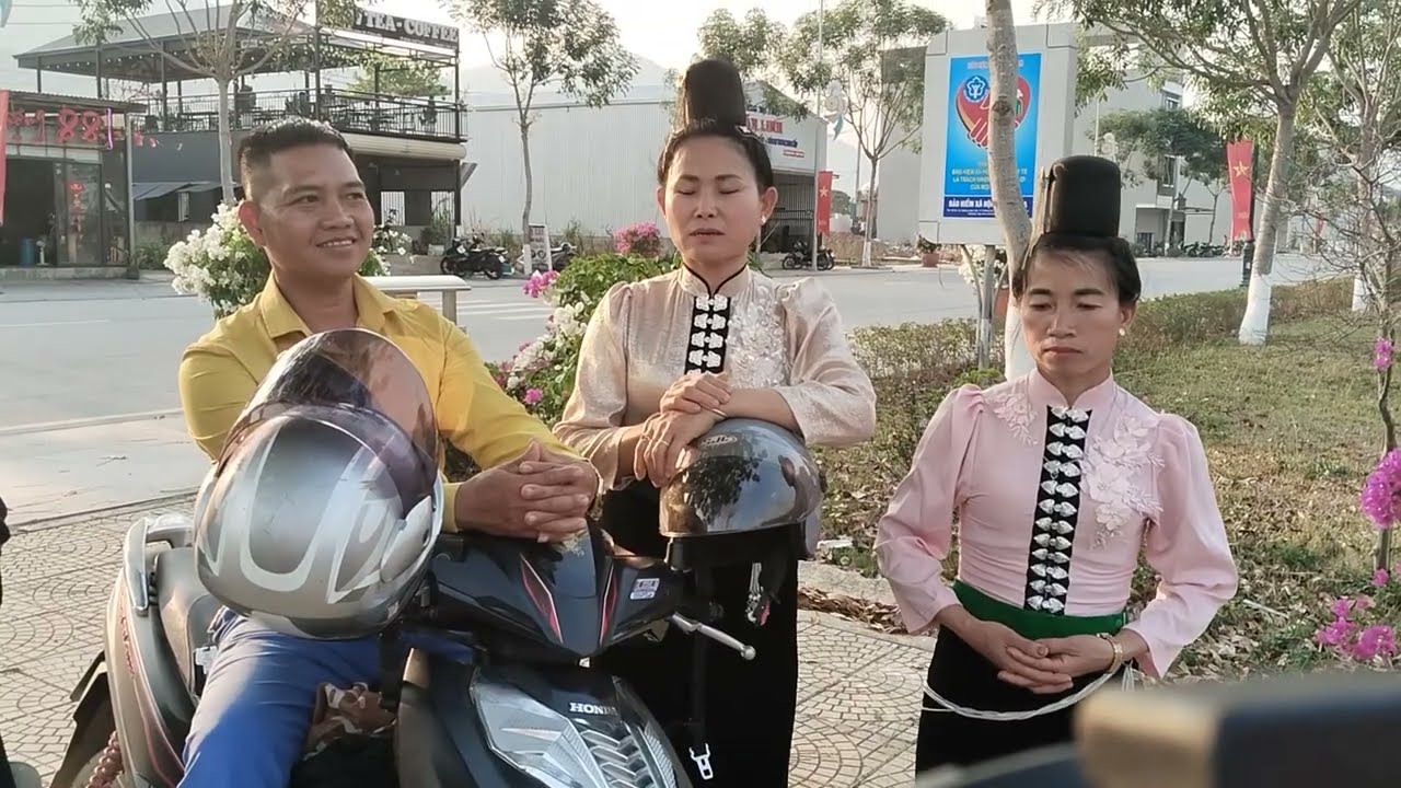 Hồng hao-Quàng Khọi & hoa lá hát chia tay xuân Quý 