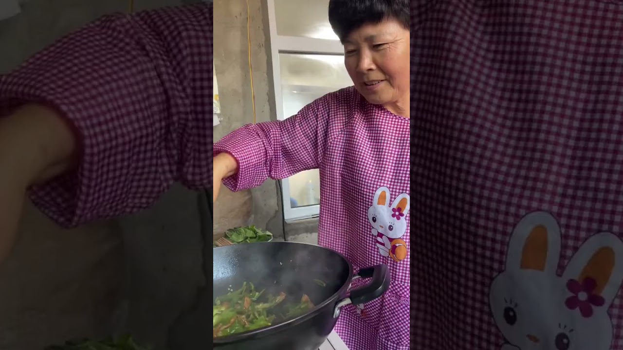 今天三家人聚到了一起，和姥姥姥爷，爷爷奶奶一起吃顿饭，唠唠家常，恍惚间有种过年的感觉。#土豆鸡块 #麻婆豆腐 #记录我的农村生活 #带大家了解东北日常生活 #亲人团聚