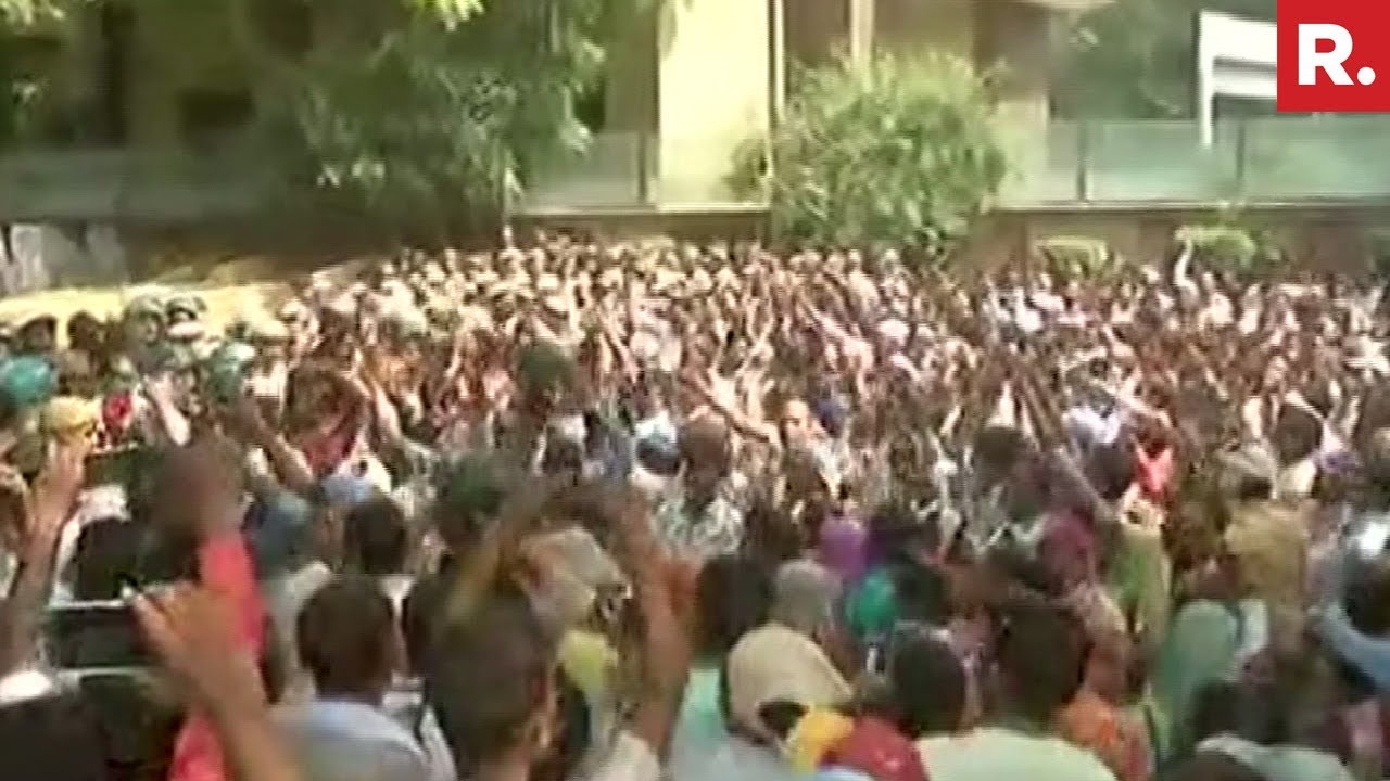 Sanitation Workers Protest Against CM Arvind Kejriwal Outside His Residence