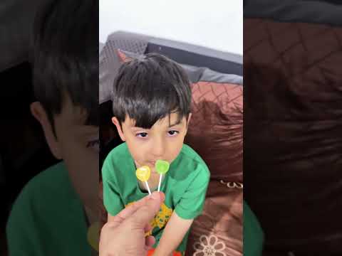 أعطته أمه مصاصة فعصها 