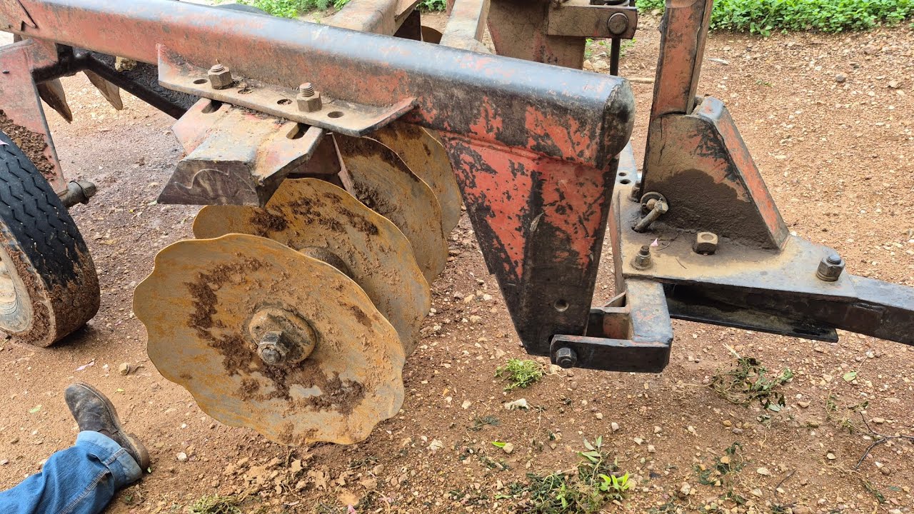 Gradeando terra  no Riacho de engenho .