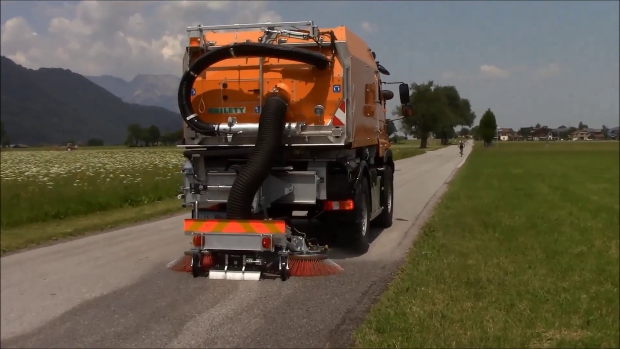 Trilety Kehrmaschine / Sweeper Attachment UKM36 Unimog