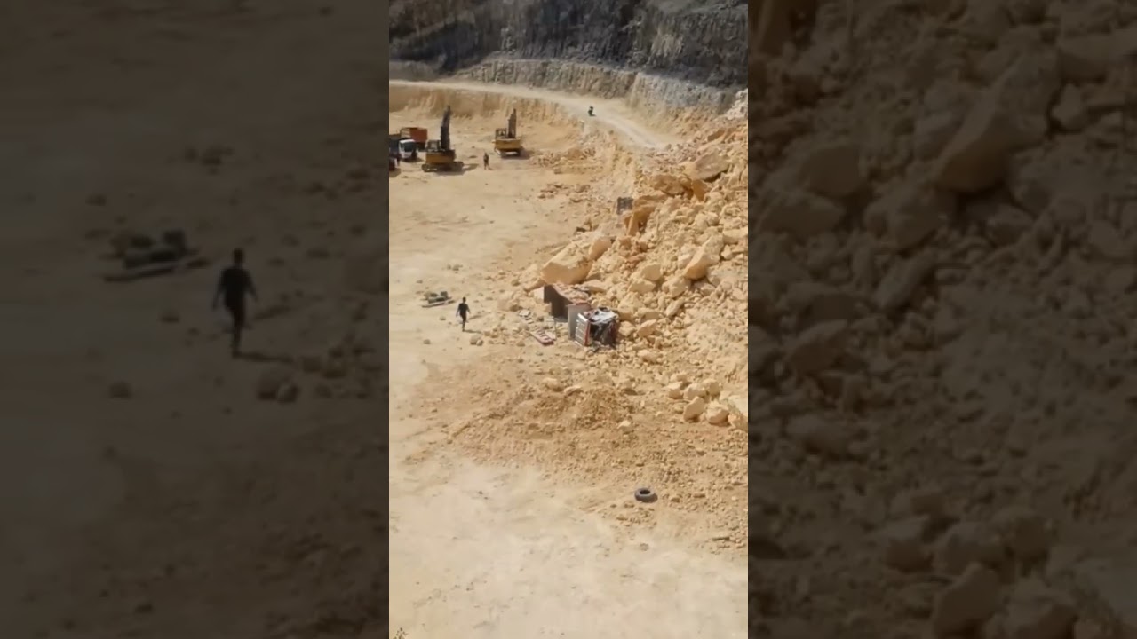 tambang batu padas longsor mengenai sebuah truk...  wegil sukolilo pati..  semoga diberi ketabahan.