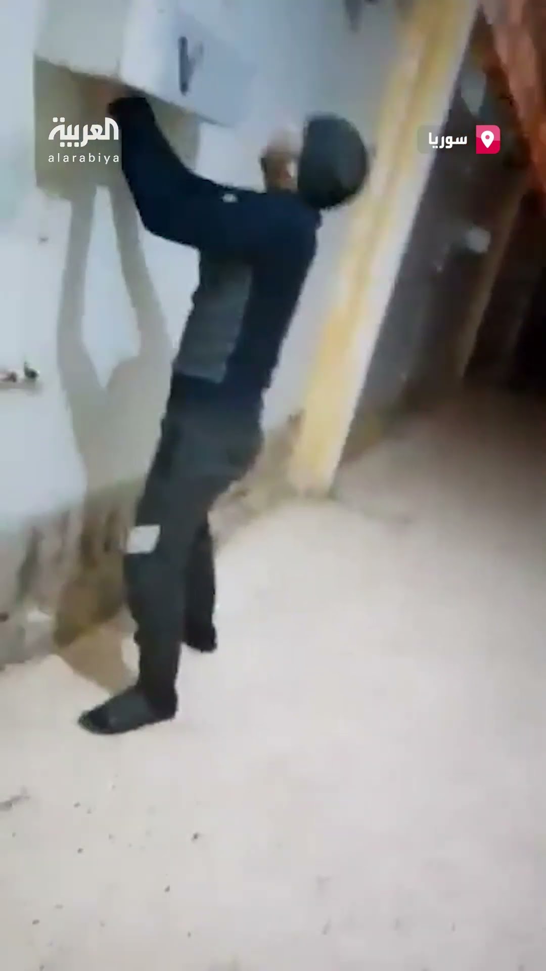 لحظات إخراج نساء معتقلات مع أطفالهن من سجن صيدنايا بعد سقوط الأسد