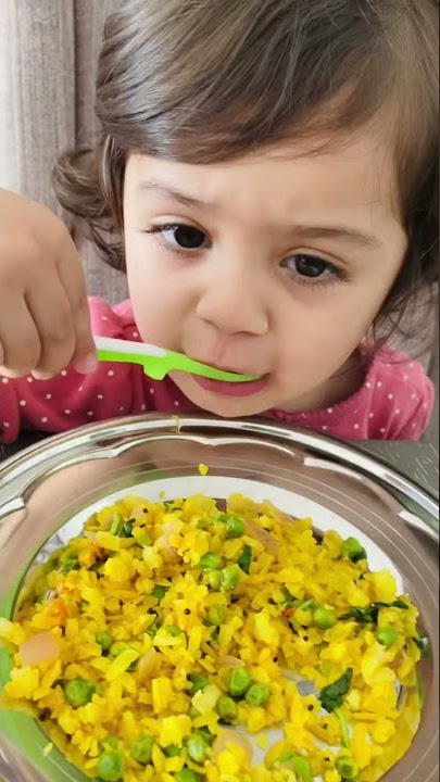 Download lagu Little baby eating poha by herself with spoon /baby self feeding with spoon/Toddler meal #shorts