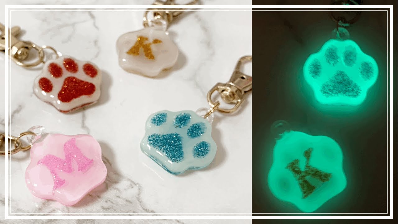 UV resin】肉球キラキラ かわいいイニシャルキーホルダー 蓄光入り♡二