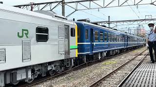 2025/8/9 臨時快速SL・GVぐんま桐生号 EF64-1031号機+12系客車3両+GV-E197系TS08編成 警笛鳴らし新前橋駅発車