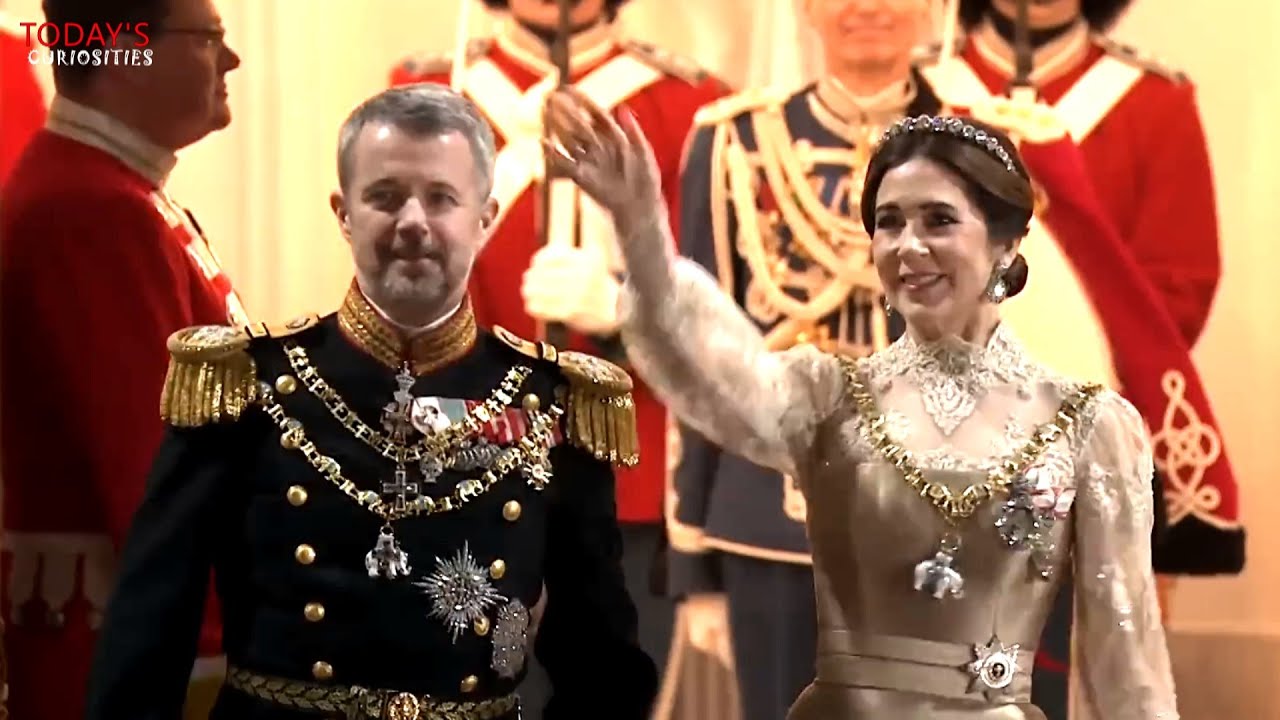 Королева Мария в золотом платье затмила остальных членов датской королевской семьи на новогоднем ...