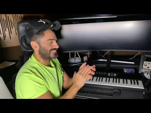 أيتن عامر تغني لتامر حسني و تامر يصفق لها