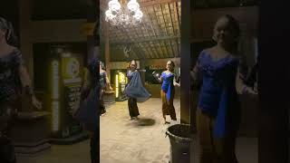 Selendang biru sekop sekop