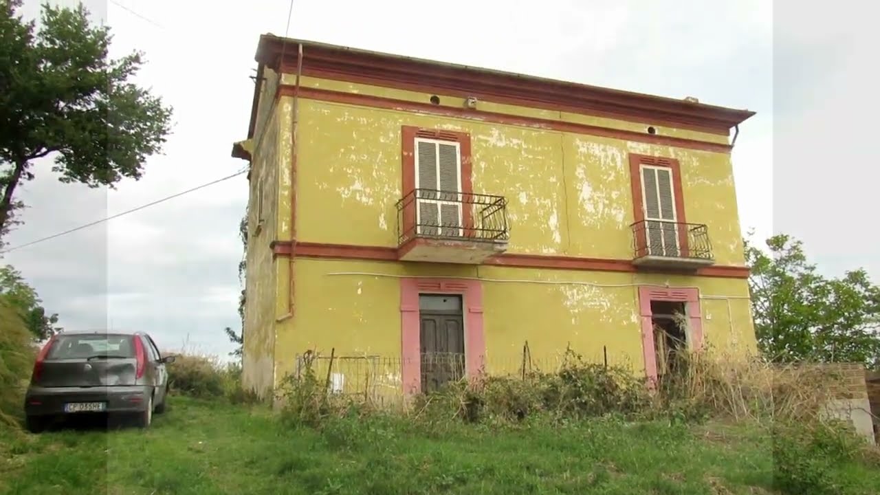 Detached, habitable farmhouse of 260sqm with 2 outbuildings, 15,000sqm of land fantastic views