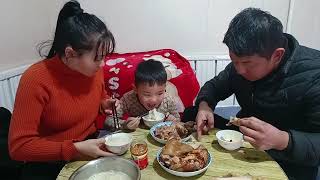东北小伙真厉害，一个人吃一盘大猪蹄儿，把网友都看馋了，真过瘾
