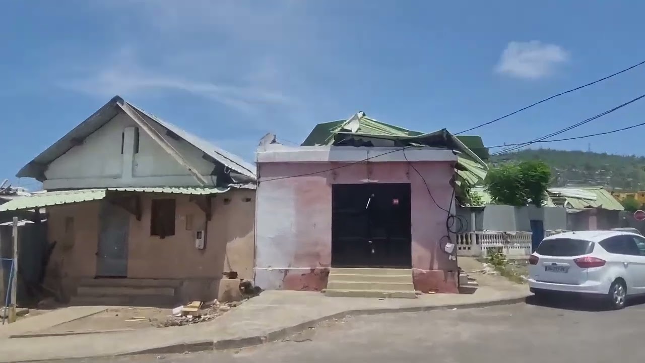 Mayotte labattoir & Dzaoudzi dans le centre du village après le passage du chido.