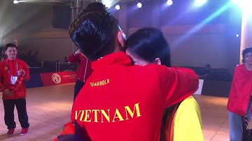 Khánh Thi oà khóc nức nở khi Phan Hiển được huy chương vàng SEA Games 30th (2019)