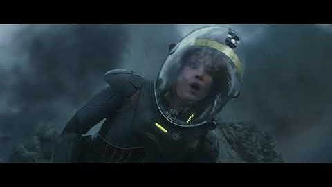 Prometheus (2012): The Engineers ship crashes onto the ground