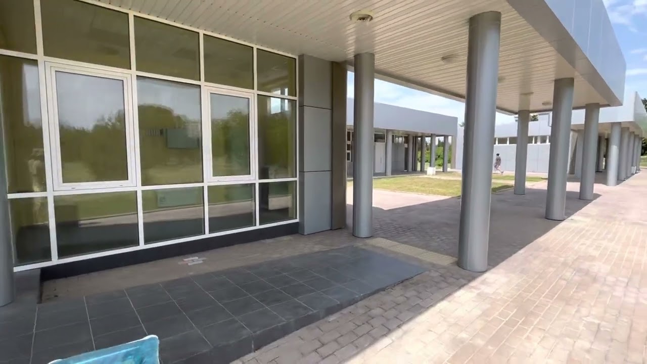 Идея кафе из сендвич панелей с колоннами