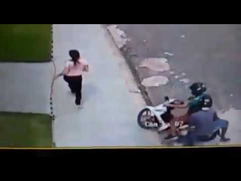 Atrapalhados: assaltante cai de moto após roubar bolsa de mulher no Vila Ivonete