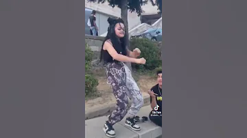 يشيم تغني هي و باريش بانا بانا يجننننو 