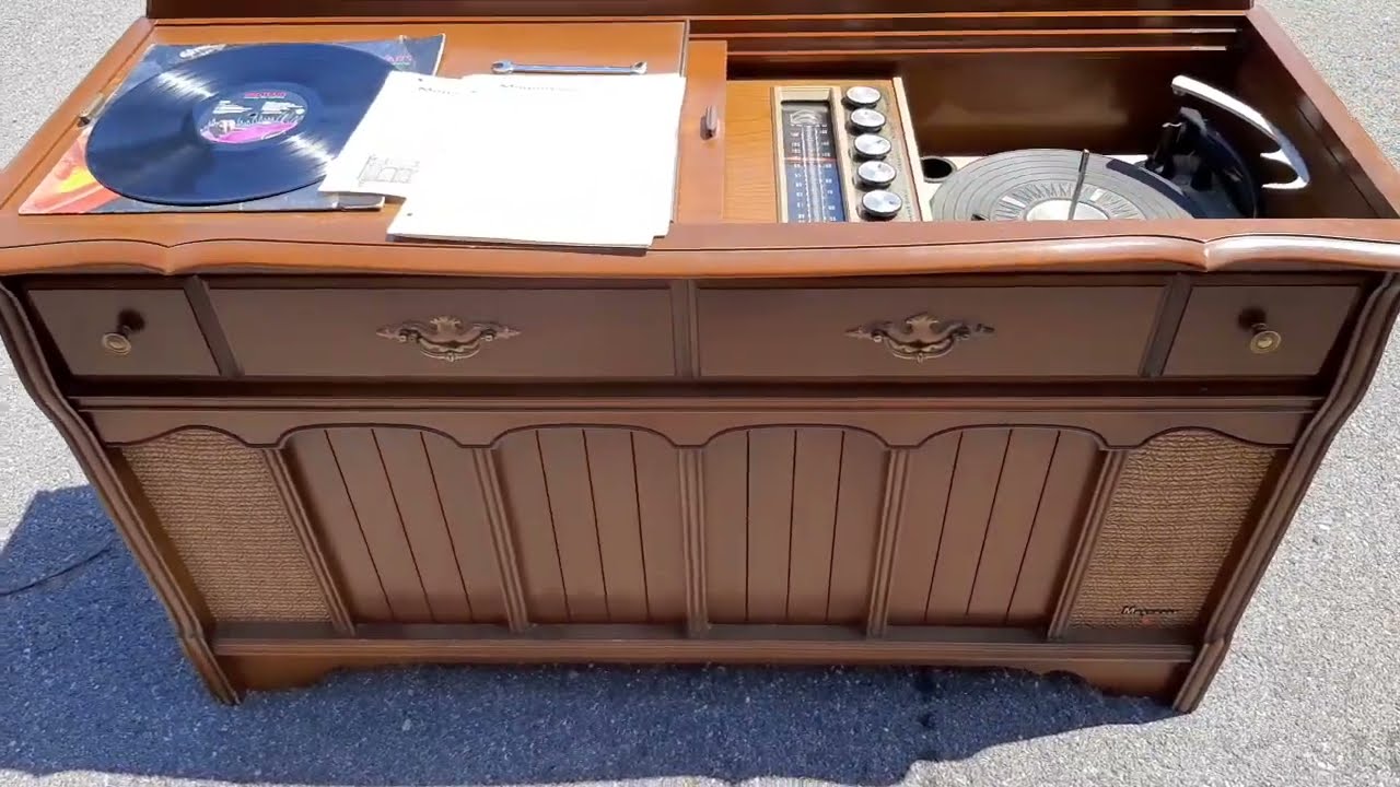 1967 Magnavox 1ST677 Stereo and Record Player - YouTube
