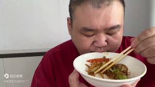素烩汤只要两元一碗，四元就能吃一顿饭，公路小店