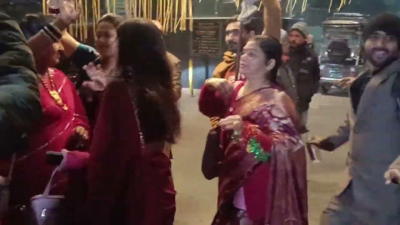 दिल्ली में पहाड़ी बैंड की धुन पर जमकर नाचे 🥁🎶 #pahadi #uttrakhandmusic #weddingvibes”👉“पारंपरिक ढोल