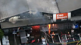 埼玉・草加の建材店で火災　従業員1人が搬送　住民に避難呼びかけ