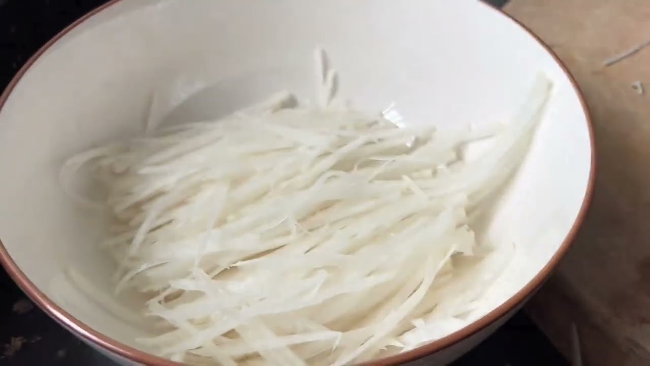 殷二说有十多天没有去坡头看他种的菜了，好想去看看，到坡头看到那些菜都长的好得很，还扯了两个萝卜回家整凉拌萝卜丝吃  #记录真实生活